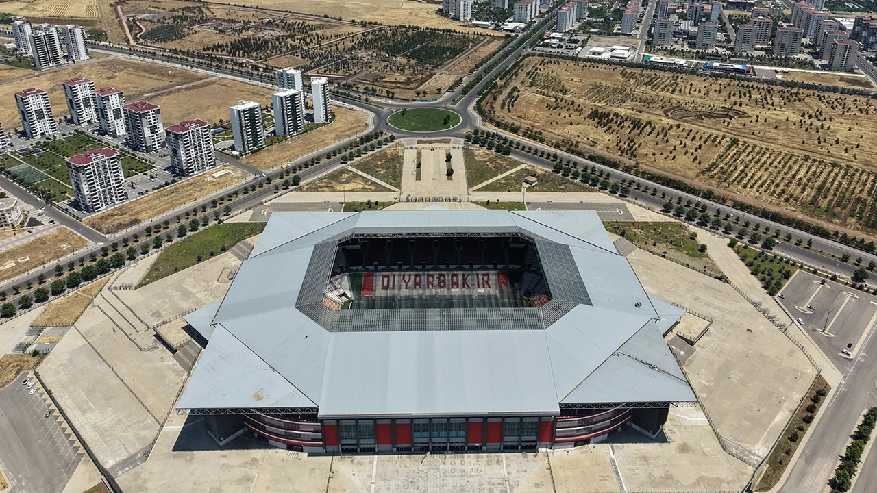 Amedspor'un stadı yenileniyor: Dev fanlar çimlere devamlı hava üflüyor