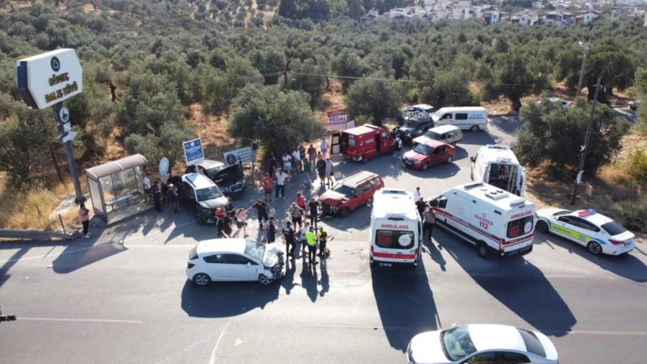 Çanakkale-İzmir karayolunda 4 aracın karıştığı kazada 4 kişi yaralandı