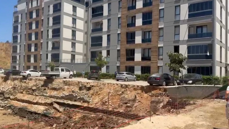 Bursa’da istinat duvarı çöktü: Site sakinleri zamanla yarıştı