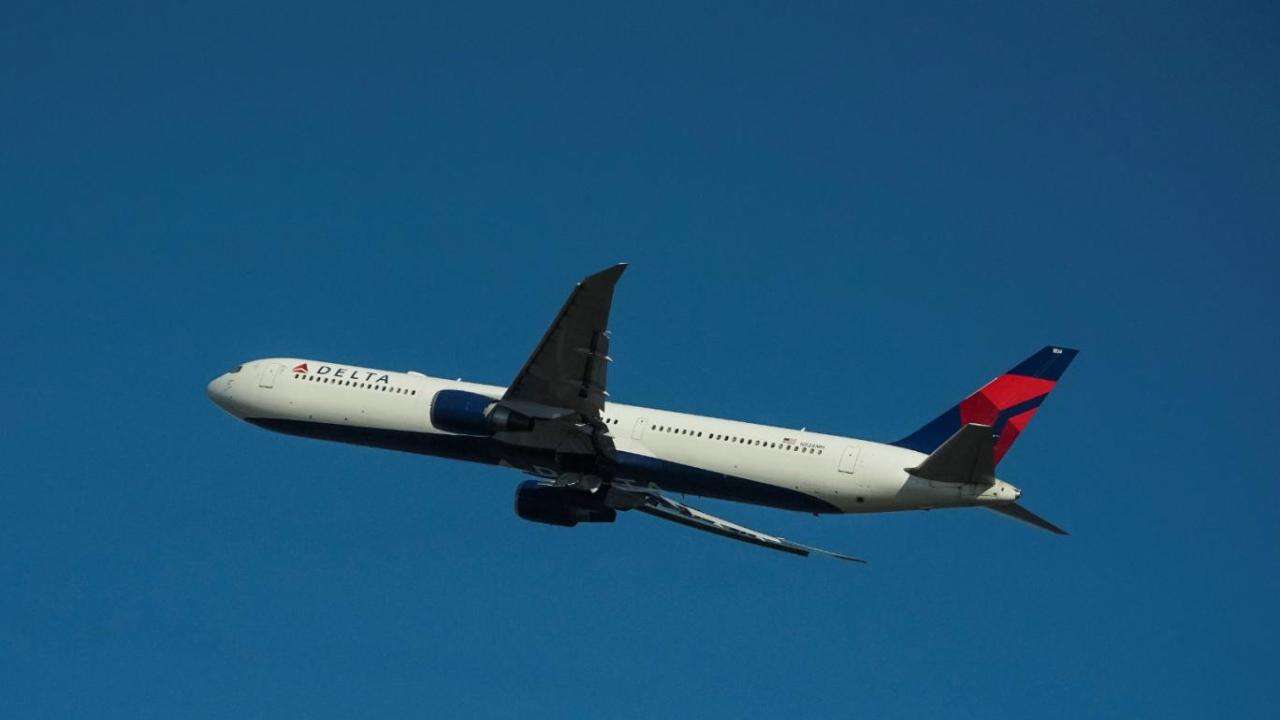 Delta uçağına iniş sırasında havai fişek isabet etti