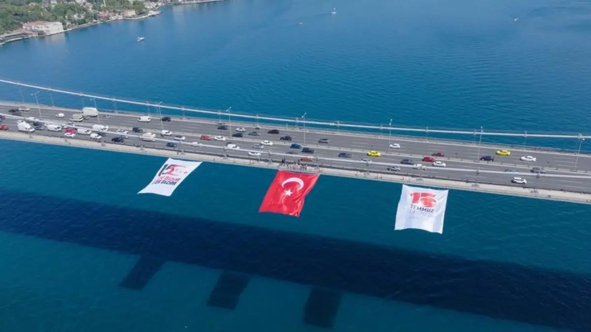 Boğaz'da milli birlik manzarası! 5 büyük köprüde gururla dalgalanıyor