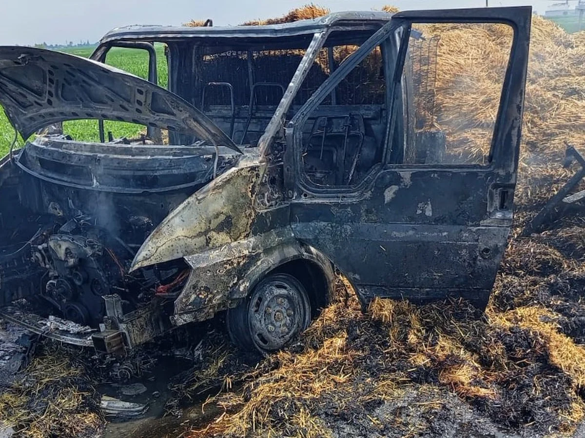 Adana'da saman yüklü pikap alev aldı, sürücü ve yanındakiler son anda kurtuldu