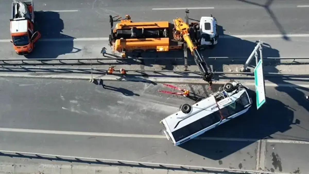 İstanbul'da bariyerlere çarpan midibüs devrildi: 12 yaralı