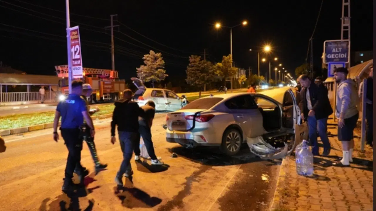 Erzincan’da iki otomobil çarpıştı: 5 yaralı