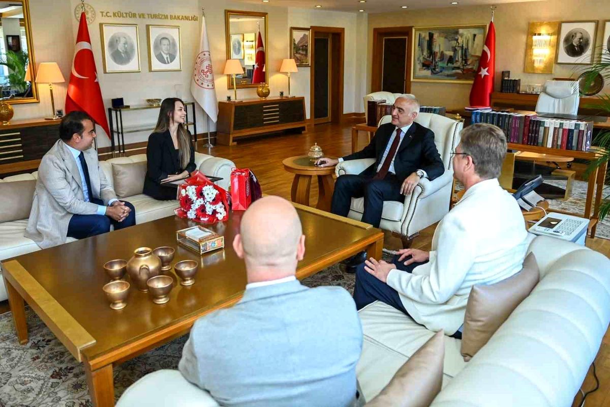 Bakan Ersoy'dan Bolşoy Tiyatrosu'nda tarihi başarıya imza atan Nilay Tahiroğlu'na tebrik