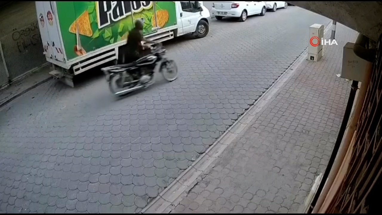 Merdivene bağlı motosikleti zincirini kırarak çaldı! O anlar güvenlik kamerasında