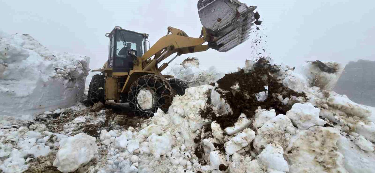 Rize'de yayla yollarında Haziran ayında kar temizliği
