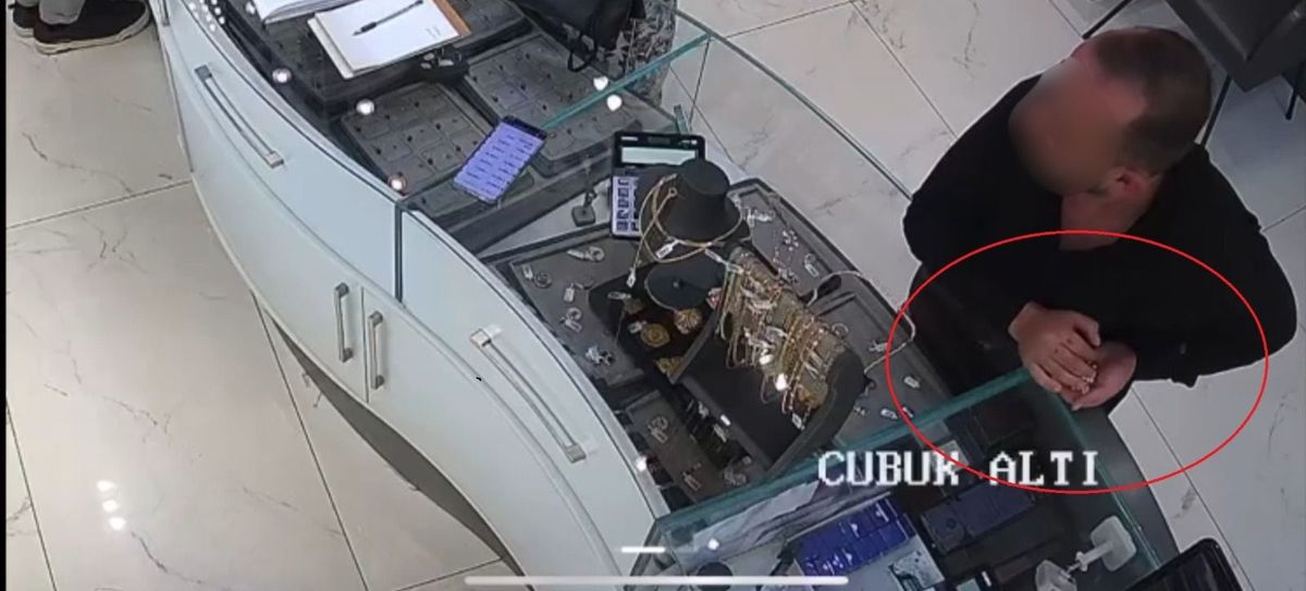 Kuyumcu dükkanında altın kolye hırsızlığı kamerada