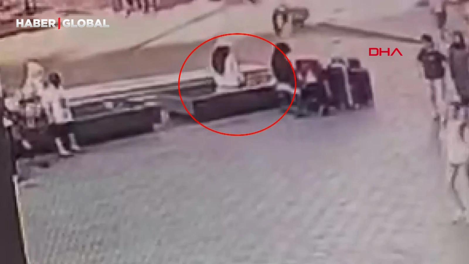 Fatih'te kadın hırsız bankta oturanların çantalarını böyle çaldı