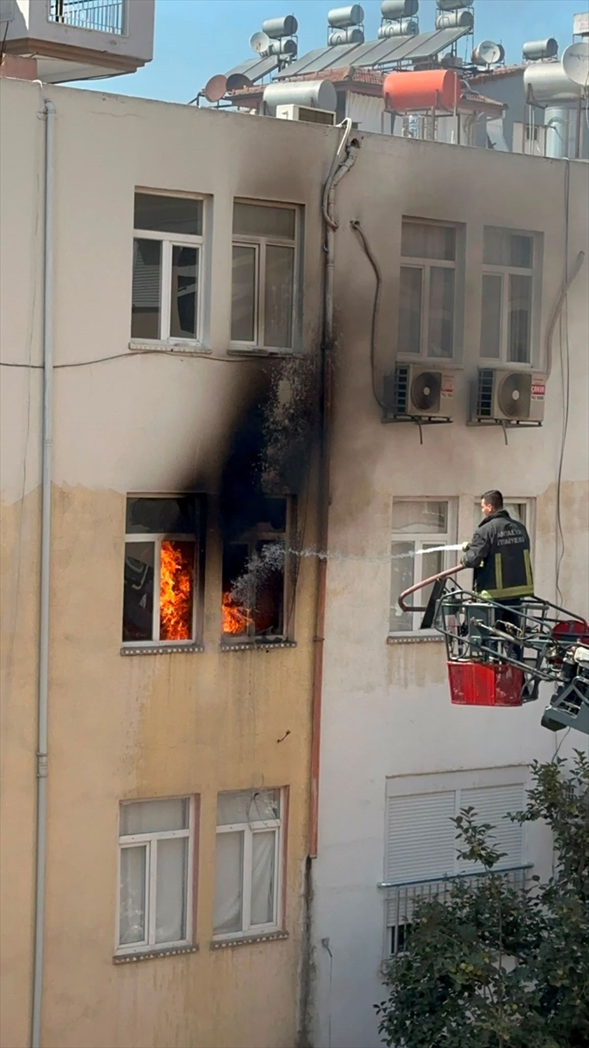Antalya'da dairede çıkan yangın söndürüldü