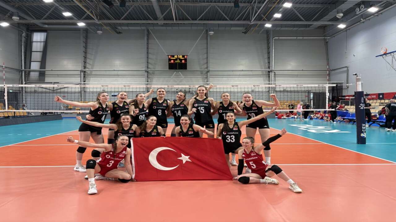 18 Yaş Altı Milli Kadın Voleybol Takımı'ndan büyük başarı! Macaristan'ı mağlup eden ay-yıldızlılar namağlup finalde