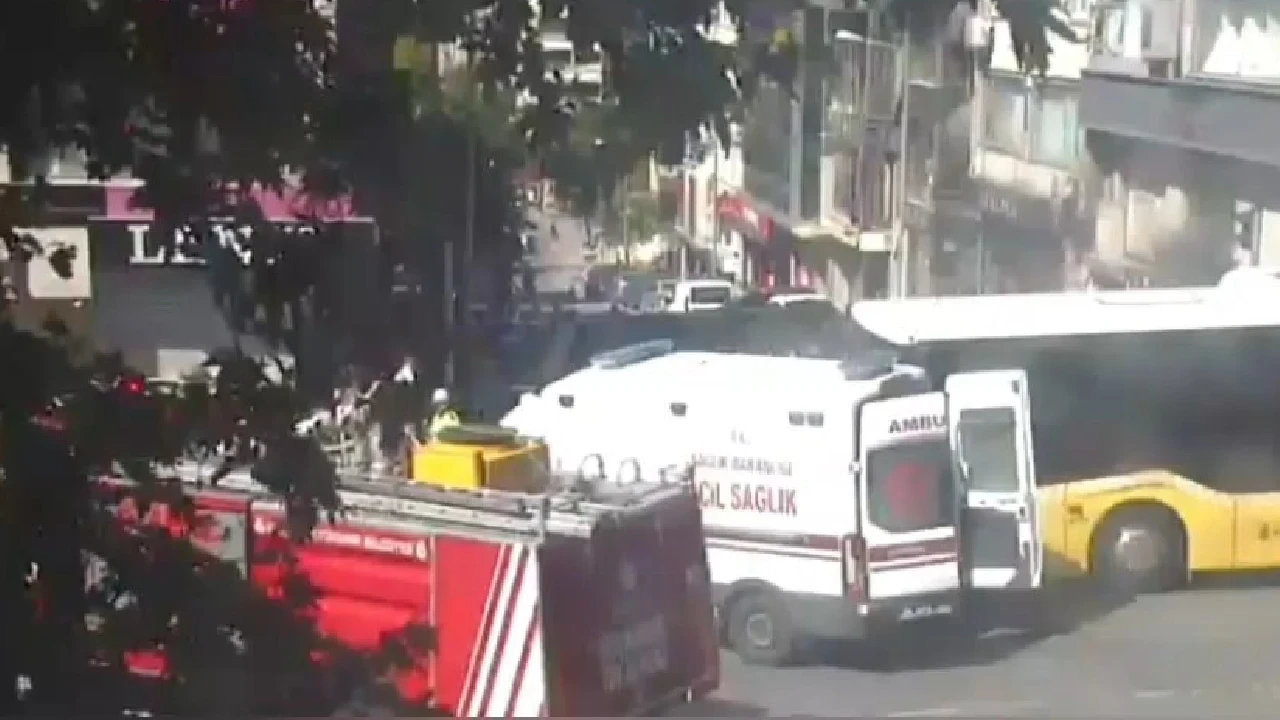 Fatih'te dehşet anları! İETT otobüsü ambulansa çarptı; Yaralılar var