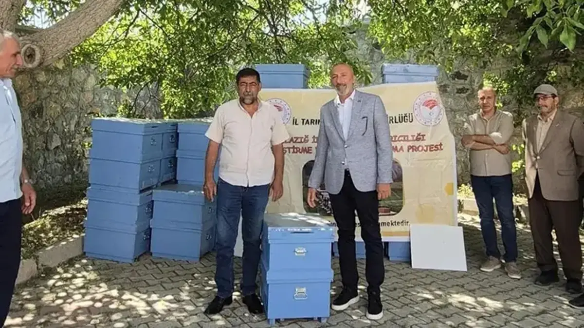 Elazığ'daki dev arıcılık projesinde imzalar atıldı: Tam 200 tanesi birden üreticilere teslim edildi