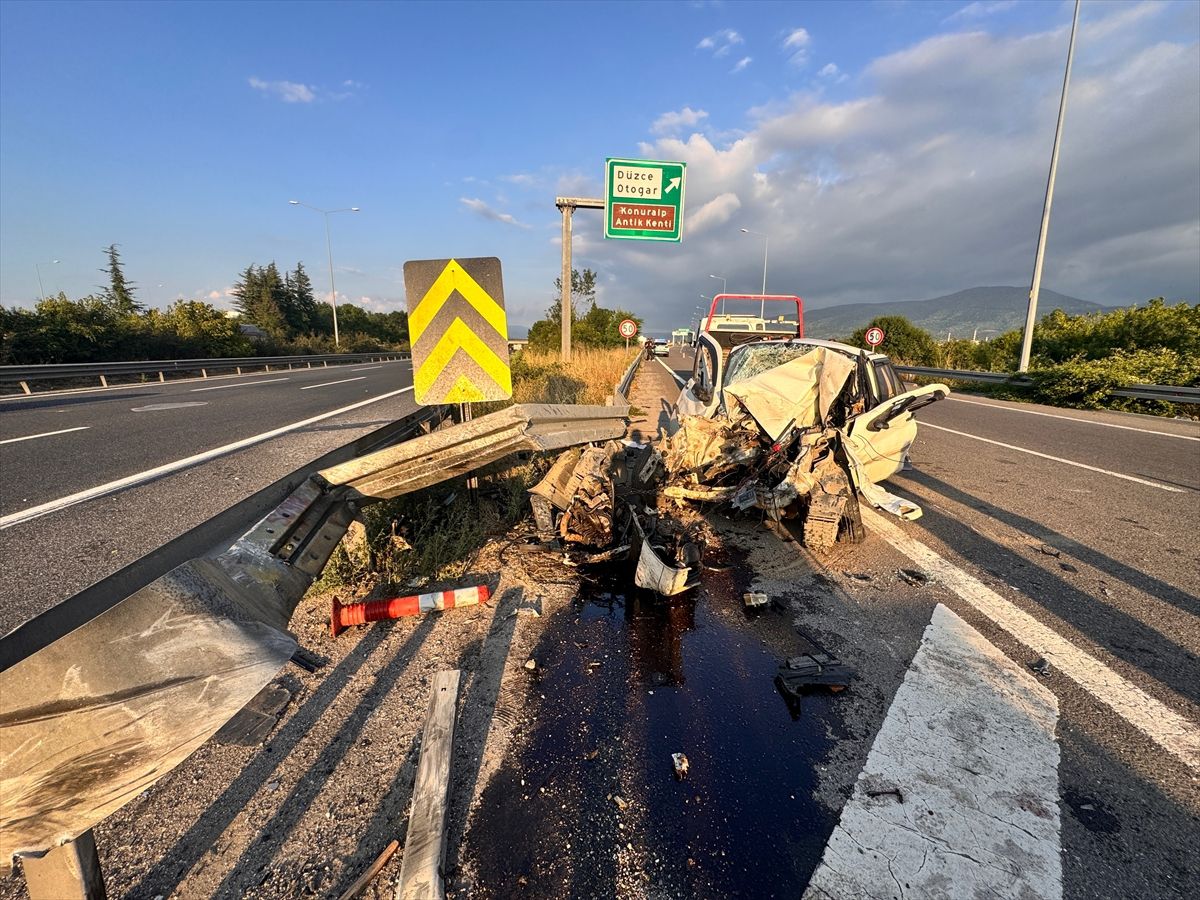 Anadolu Otoyolu'nun Düzce kesiminde bariyere çarpan otomobildeki 3 kişi yaralandı