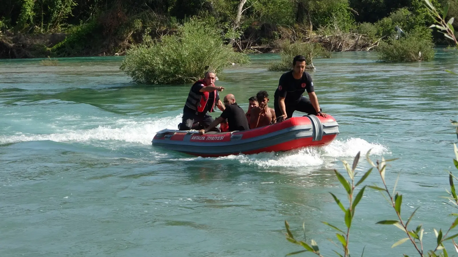 Antalya'da panik! Irmak ortasındaki adacıkta mahsur kaldılar