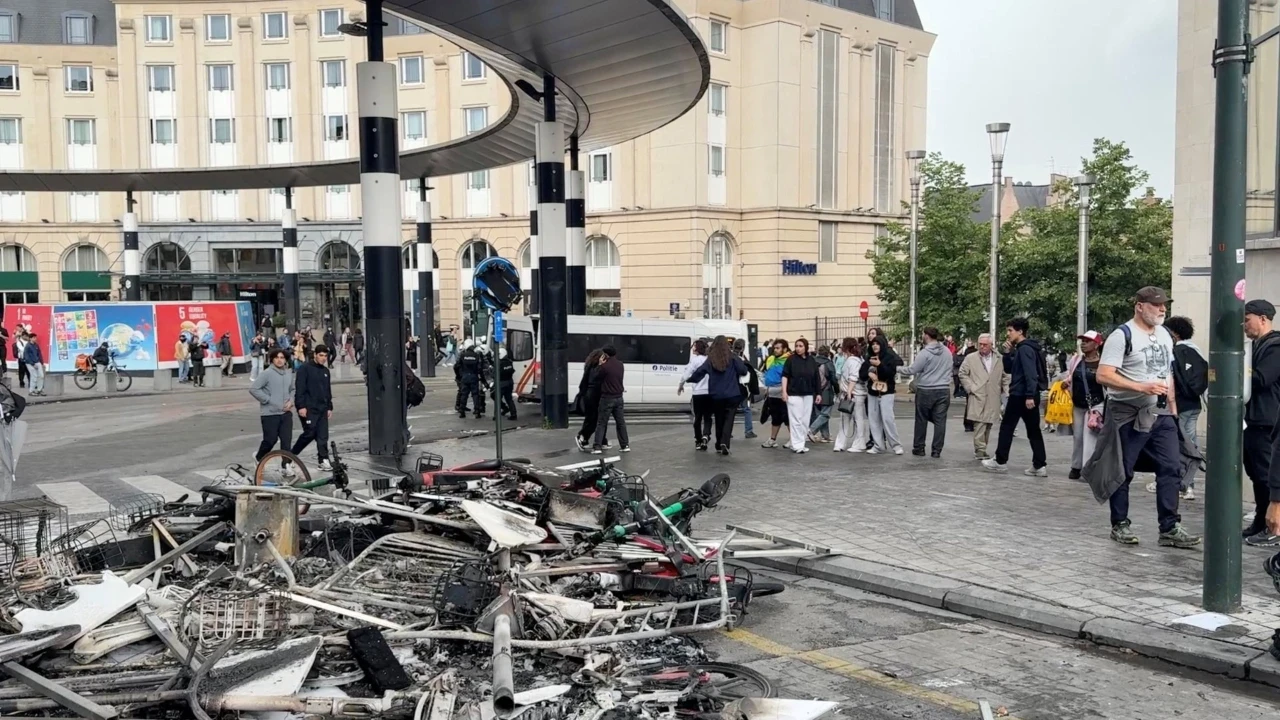 Eğitimde tasarruf protestosunda çatışma çıktı