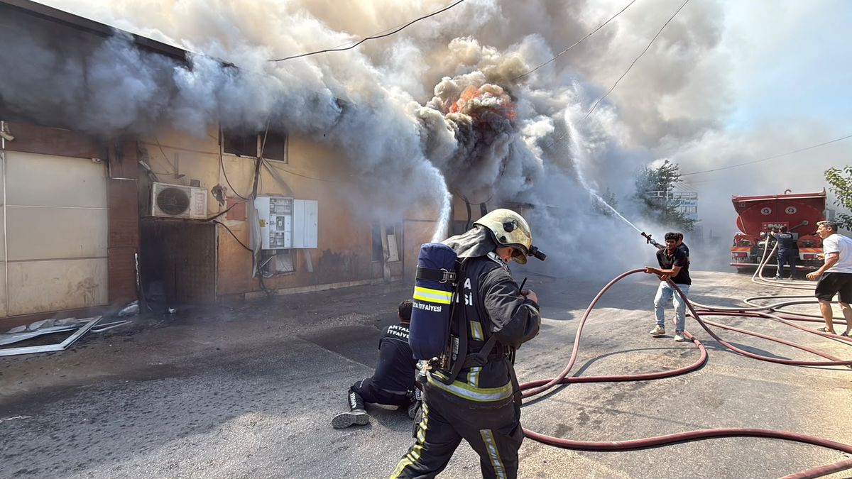 Antalya'da Depo Yangını Yanındaki Evlere Sıçradı