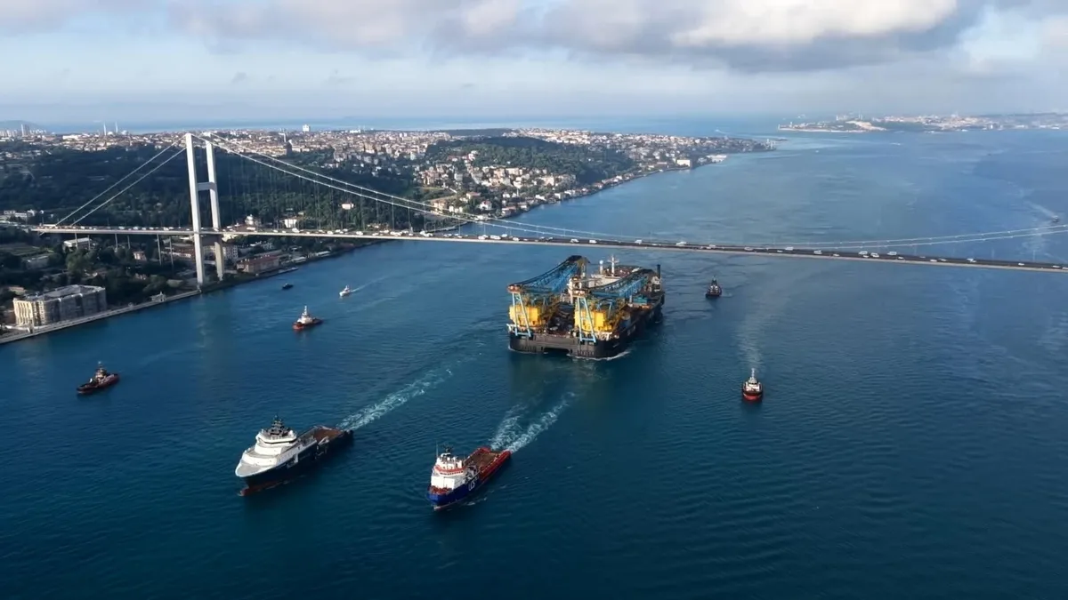 Yarı batık vinç gemisi 'Saipem 7000' giriş yaptı İstanbul Boğazı gemi geçişlerine kapatıldı