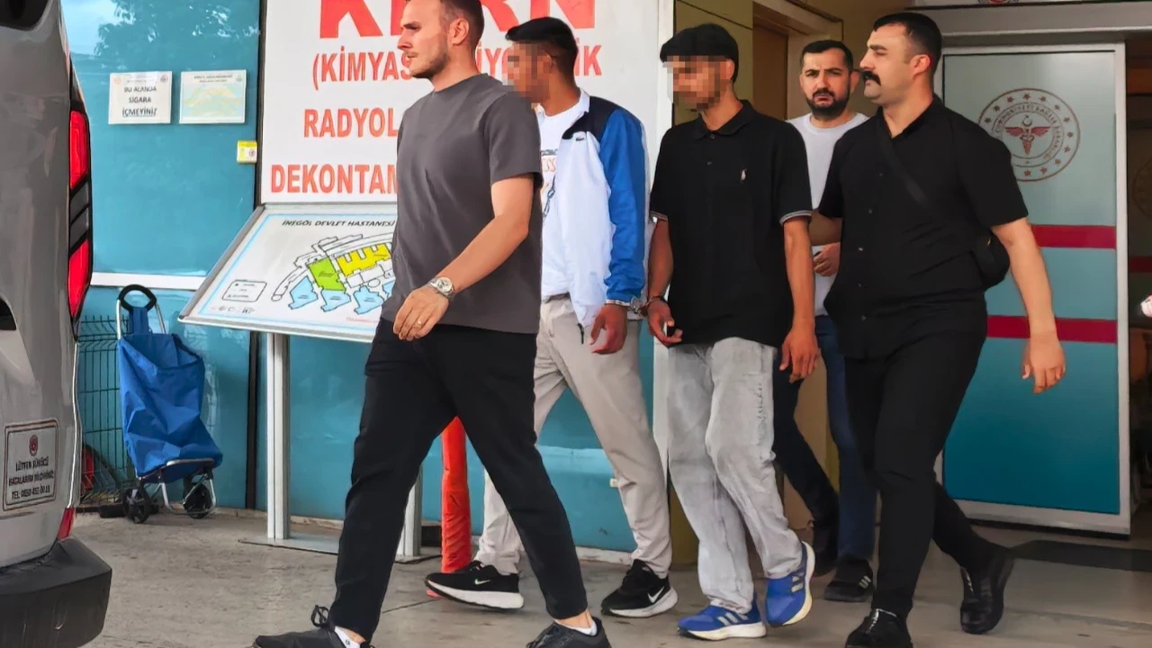 Tekme tokat dövdükleri gencin kolyesini çalıp kaçtılar