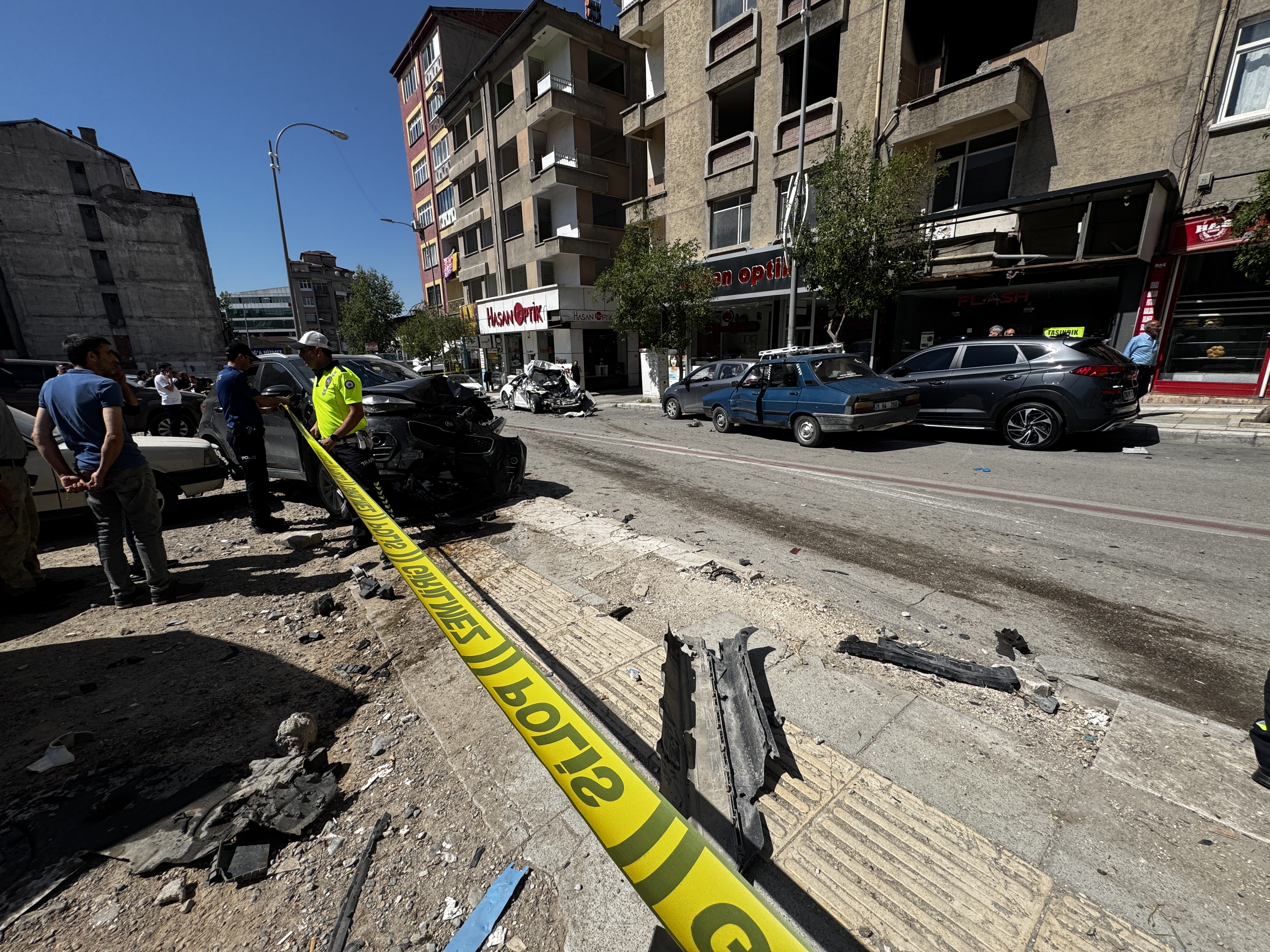 Freni patlayan kamyon ortalığı savaş alanına çevirdi, 10 araca çarpıp durabilirdi. Biri ağır 5 yaralı var