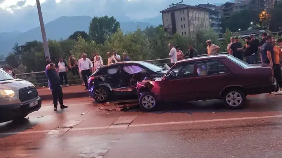 Karabük'te yağışlı yolda iki otomobil çarpıştı