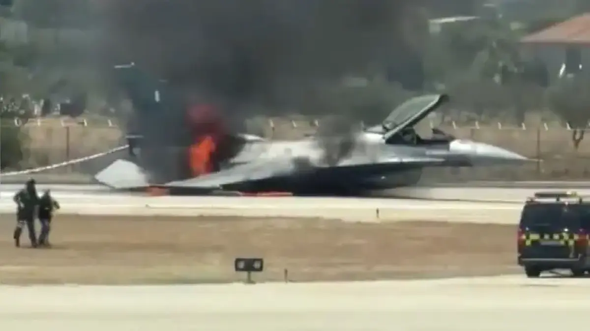 Yunanistan’da arıza nedeniyle acil iniş yapan F-16 savaş uçağı alev aldı