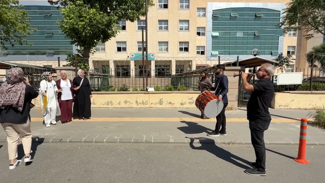 Boşanma kararını halay çekerek kutladı: Adliye önünde tarihe geçen anlar:
