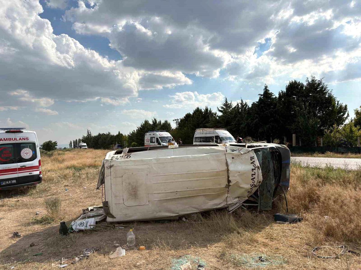 Tarım işçilerini taşıyan minibüs devrildi: 17 yaralı