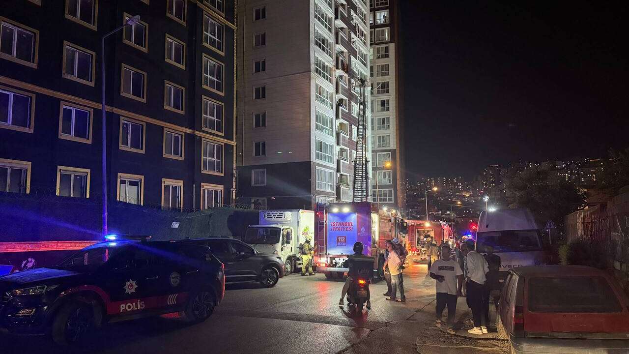 İstanbul Esenyurt'ta korkutan daire yangını! 13 kişi merdivenle kurtarıldı