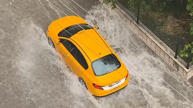 Ankara'da sağanak etkili oldu: Araçlar yolda kaldı