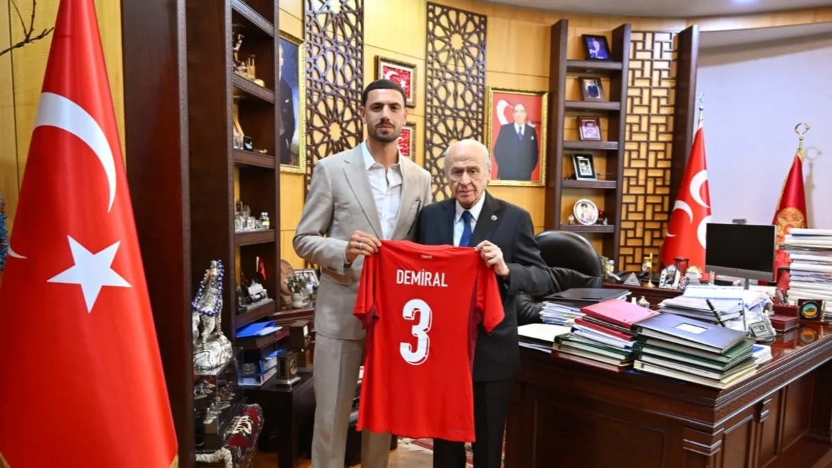 MHP Lideri Bahçeli'ye özel hediye: Merih Demiral'ı makamında kabul etti