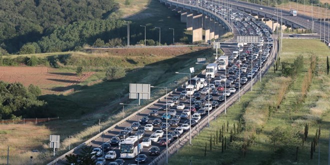Bayram döneminde otoyol ve köprülerden 29 milyon araç geçti