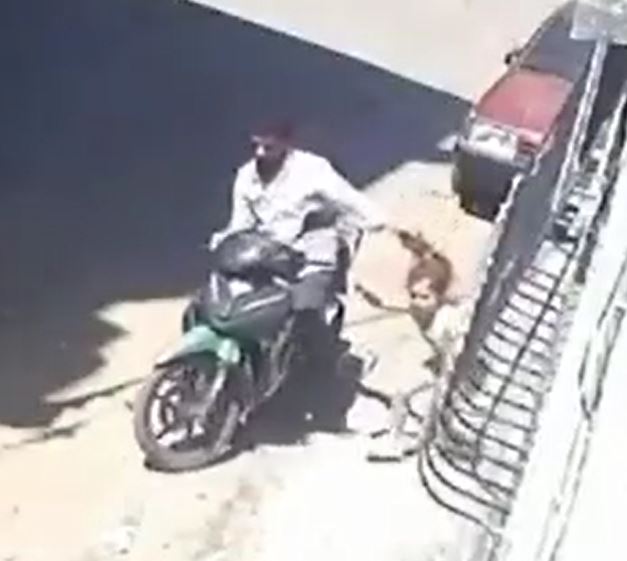 7 yaşındaki kızına defalarca tokat atıp, saçından sürükledi