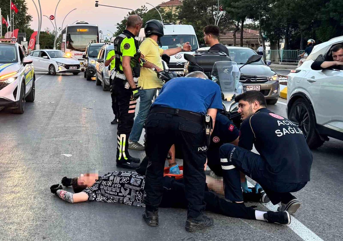 Motosikletlerin çarpıştığı kaza kameraya yansıdı: 1 yaralı