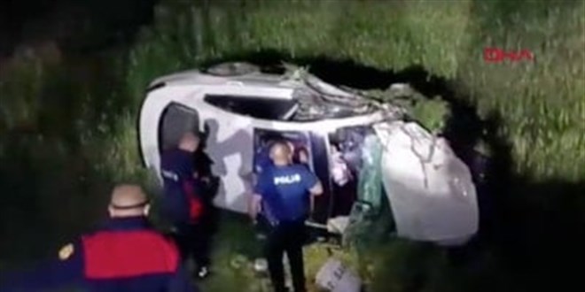 Ağrı'da iki otomobil çarpıştı: 4'ü ağır 6 yaralı