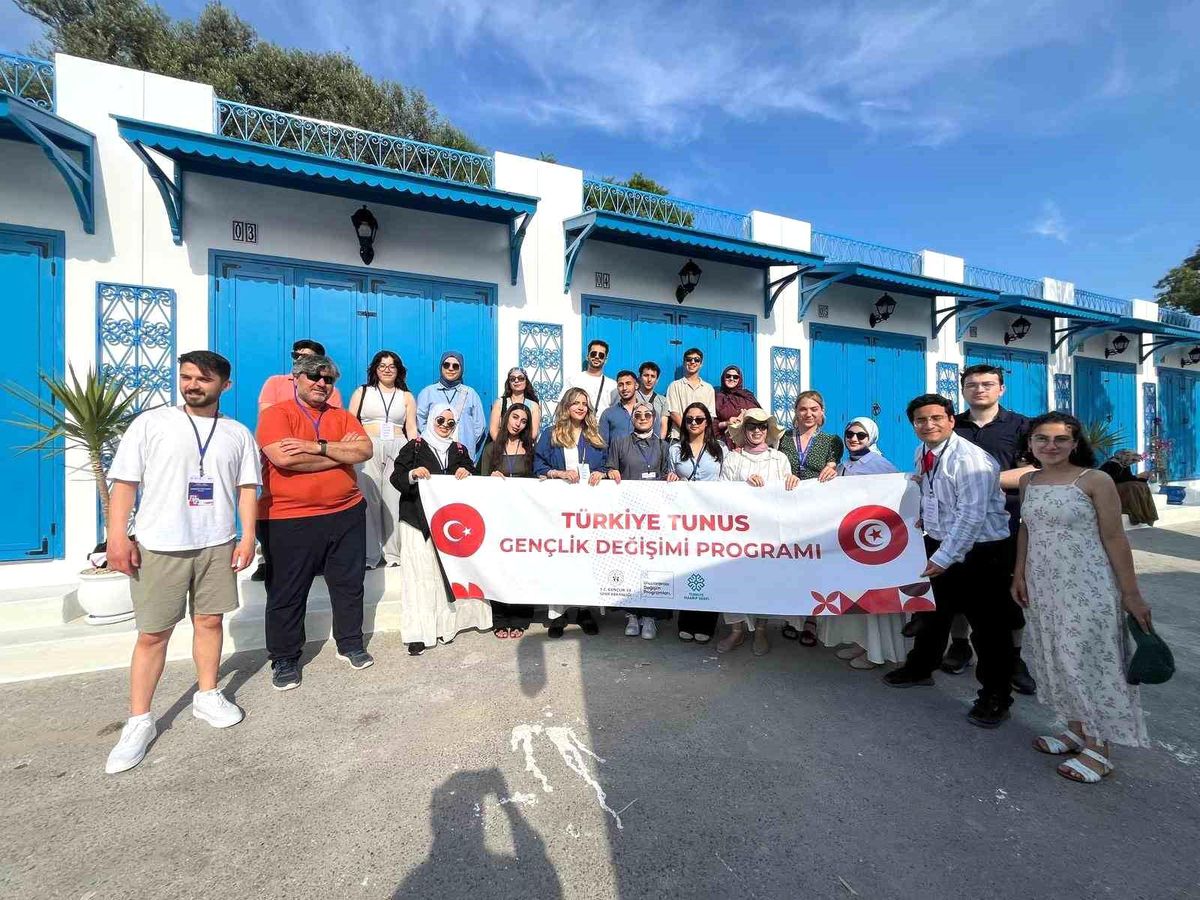Afyonkarahisarlı 3 genç Tunus'u gezdi