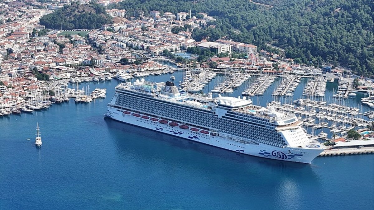 Marmaris'e "Aroya" kruvaziyeri 2 bin 41 turist getirdi