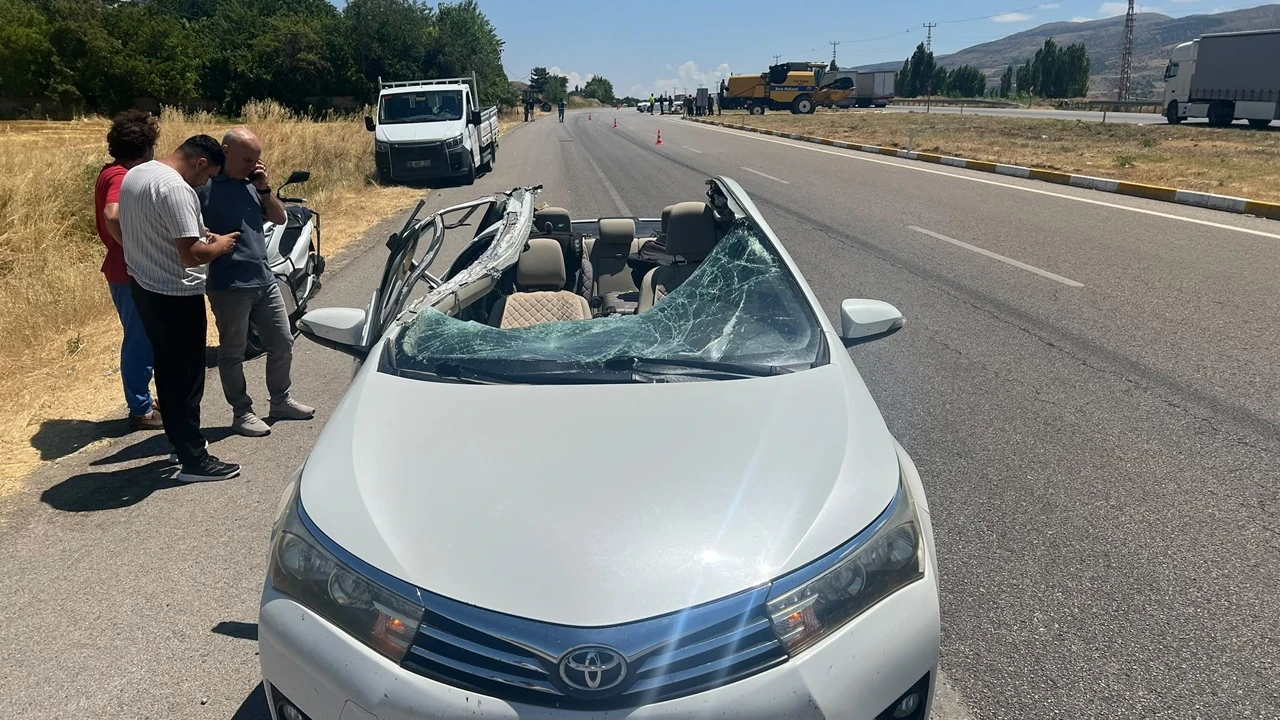 Sivas'ta otomobil biçerdövere çarptı: 3 yaralı