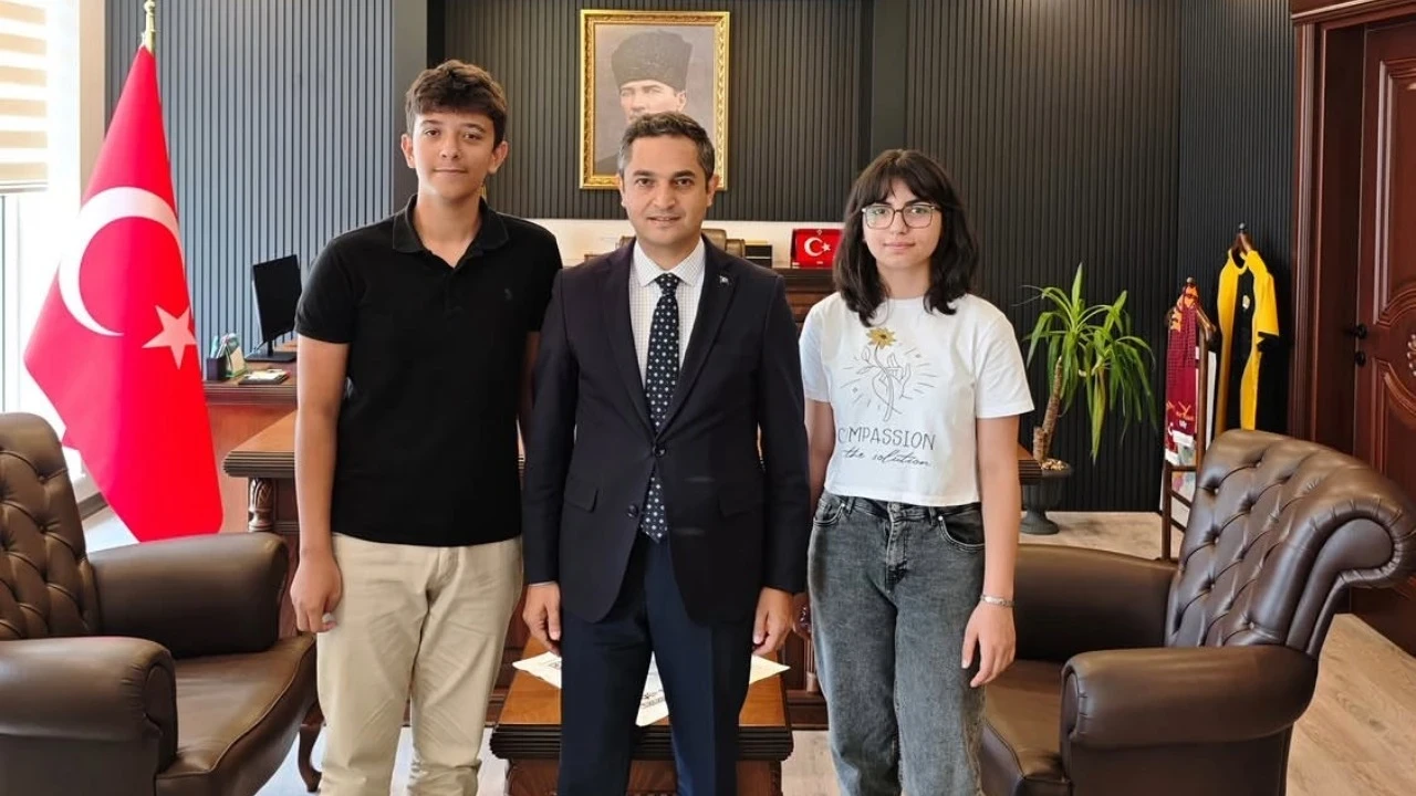 Depremin yıktığı ilçede çifte gurur