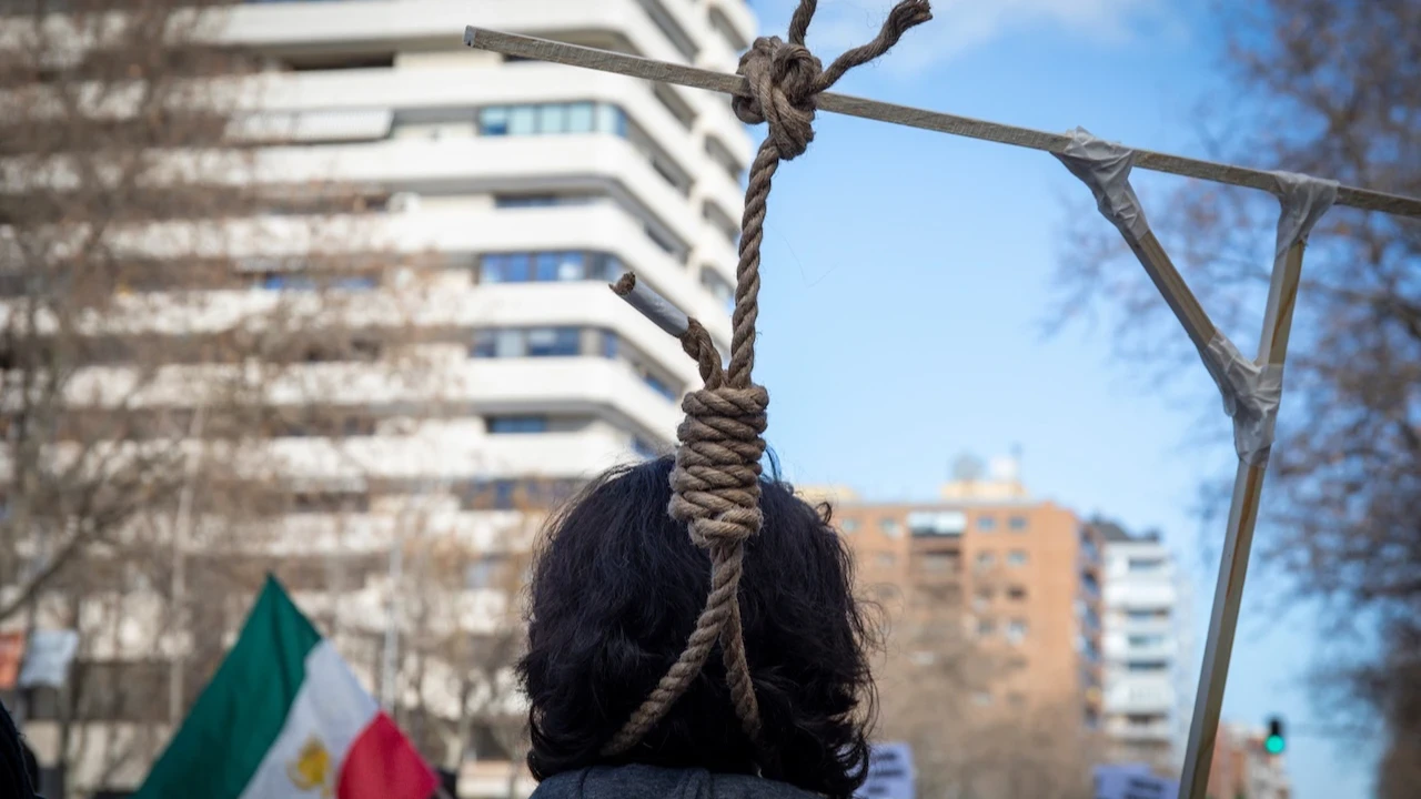 İran'da Mahsa Amini gösterileriyle bağlantılı bir kişi idam edildi