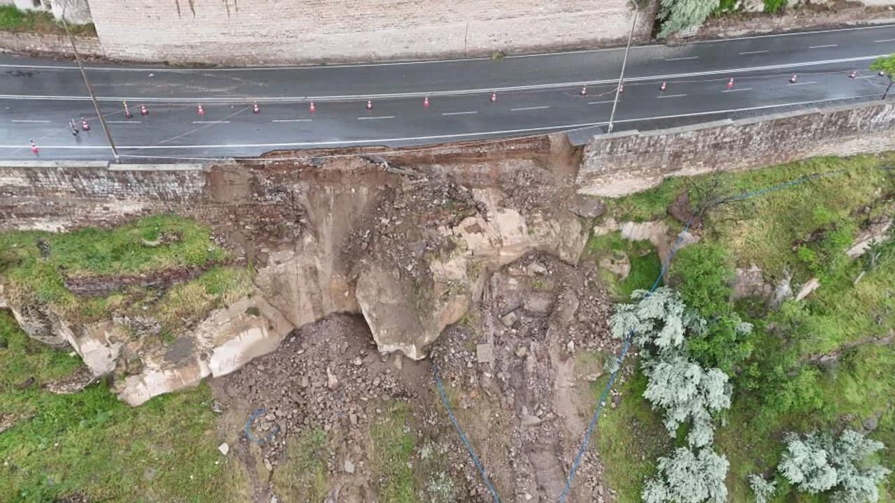 Kayseri’de istinat duvarının çökmesi sonucu bir ev zarar gördü