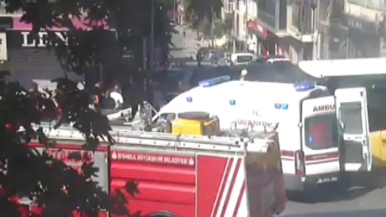 İstanbul'da yolcu otobüsü ile ambulans çarpıştı: Ortalık savaş alanına döndü: 5 yaralı