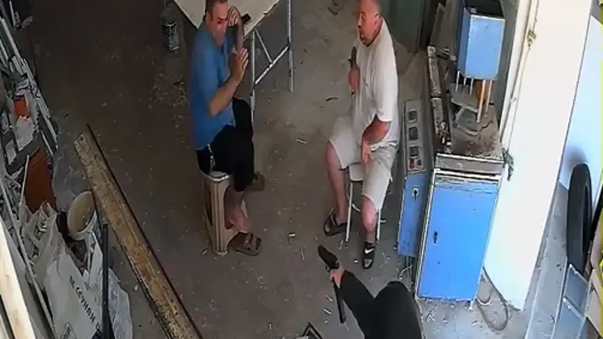Adana'da motosikletli saldırgan dehşet saçtı! Taburede otururken kurşun yağmuruna tutuldu