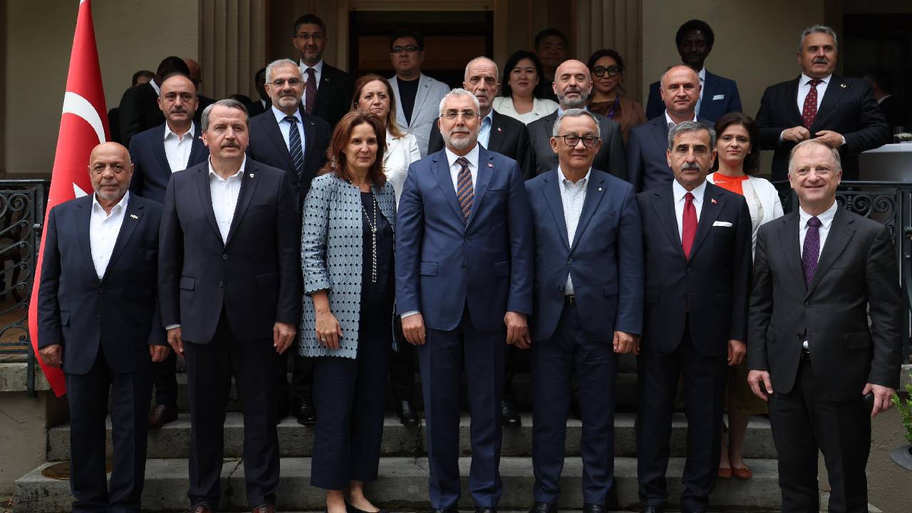 Bakan Işıkhan, TÜRK-İŞ, HAK-İŞ, Memur-Sen ve Türkiye Kamu-Sen başkanlarıyla Cenevre'de görüştü