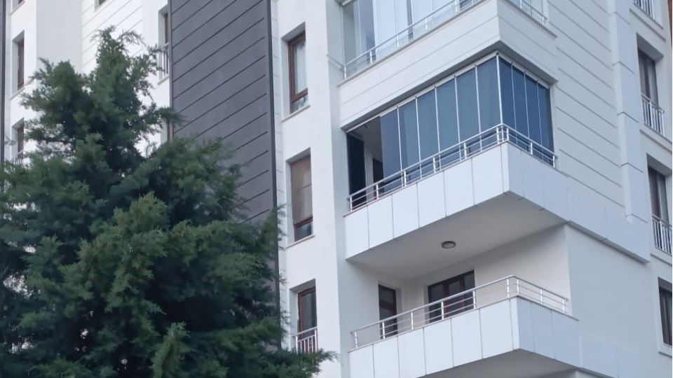 Diyarbakır’da 15 yaşındaki Ömer Ateş, apartmanın 5’inci kat balkonundan düşerek hayatını kaybetti