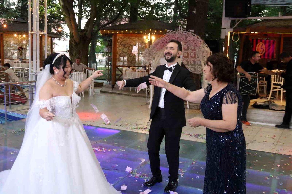 Tayvanlı eşi ile İrlanda'da başlayan aşkı Eskişehir'de çiftetelli oynadıkları düğünle taçlandı