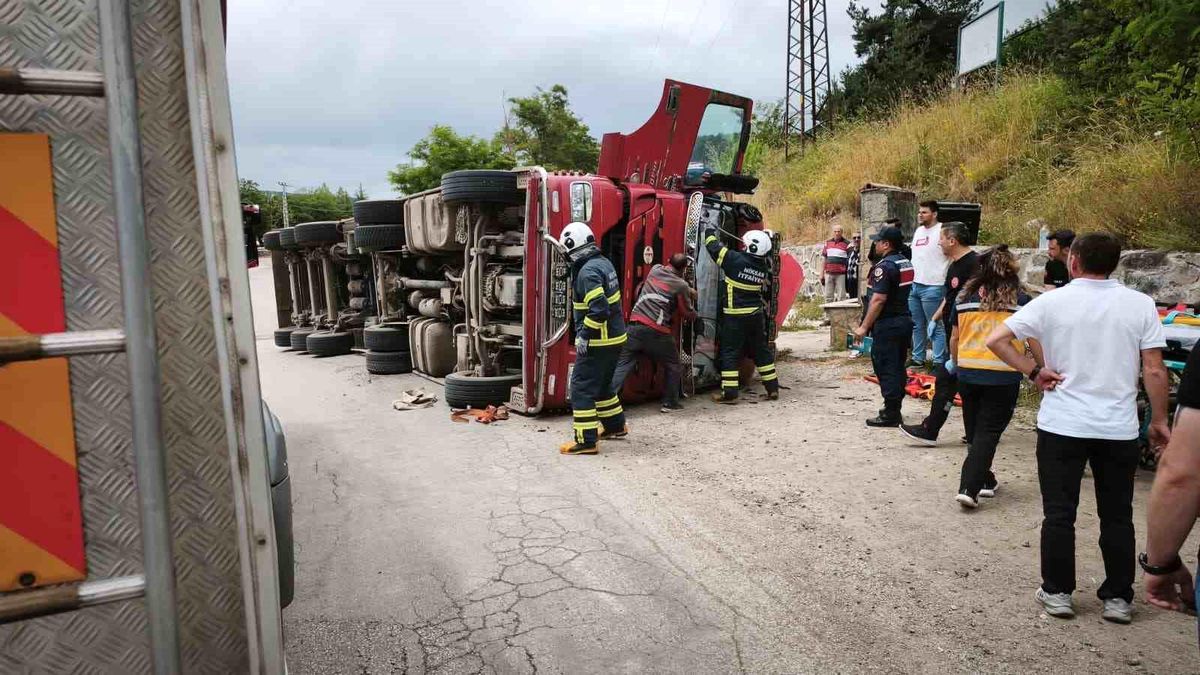 Niksar'da kamyonet devrildi: 3 yaralı