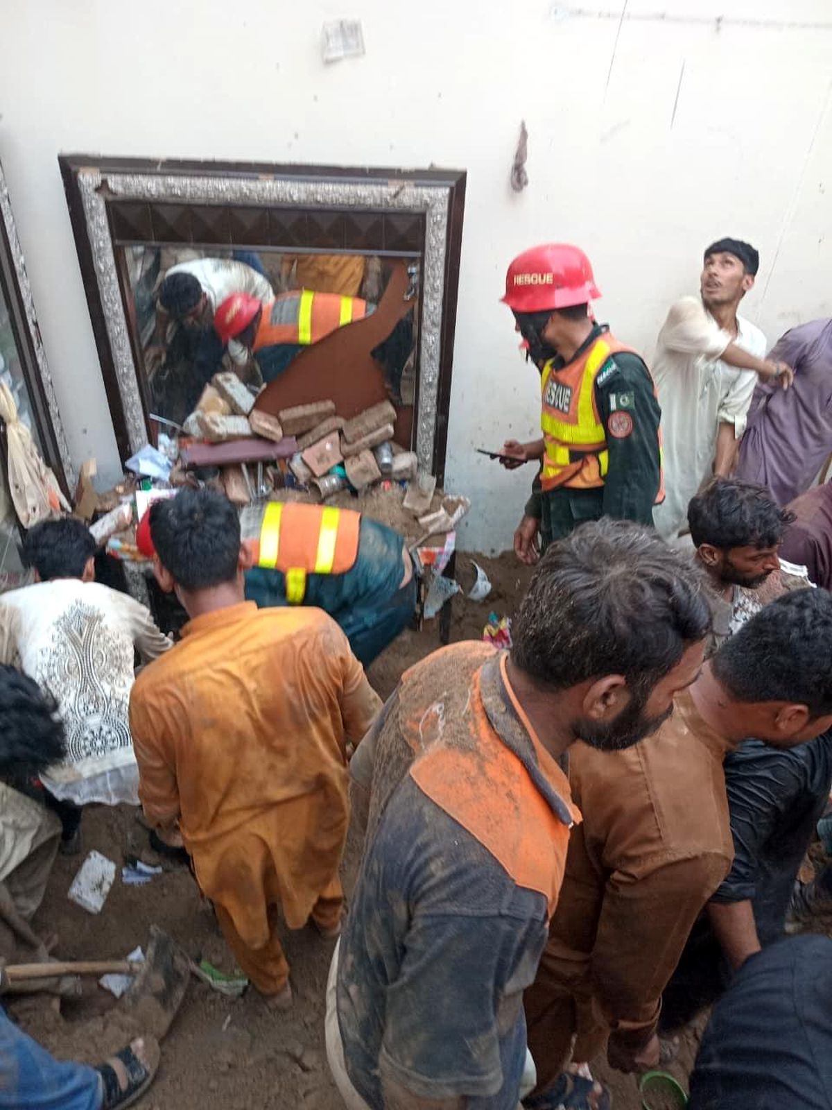 Pakistan'da dershanenin çatısı çöktü: 14 ölü
