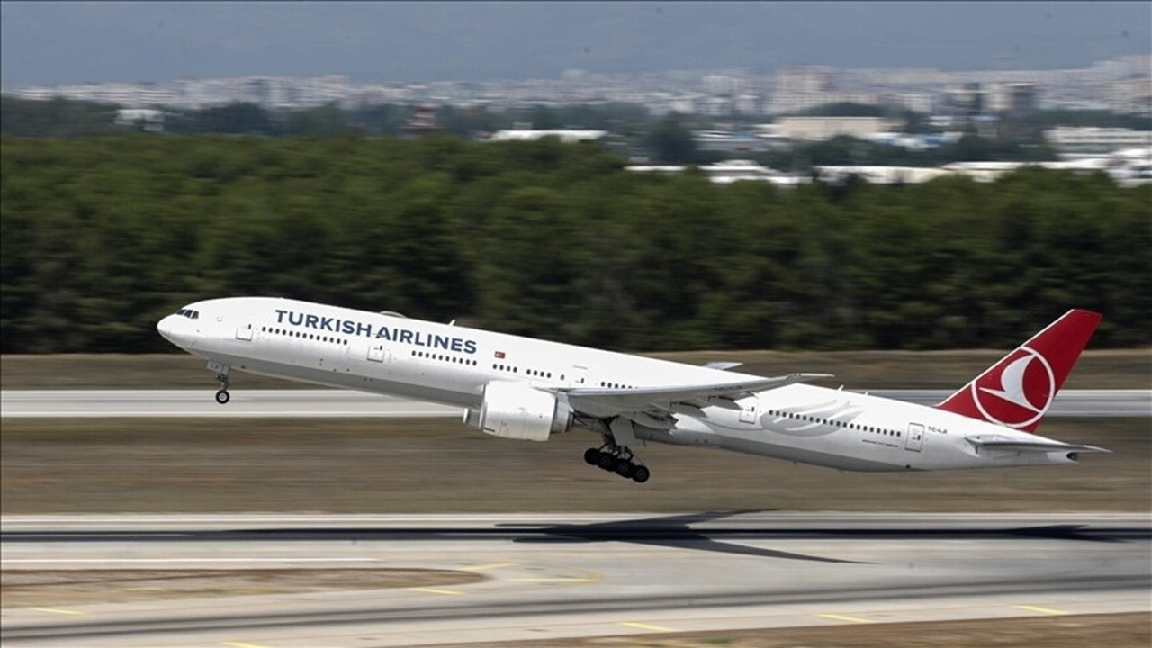 THY uçağının kanadı Antalya Havalimanı'nda radar anten direğine temas etti