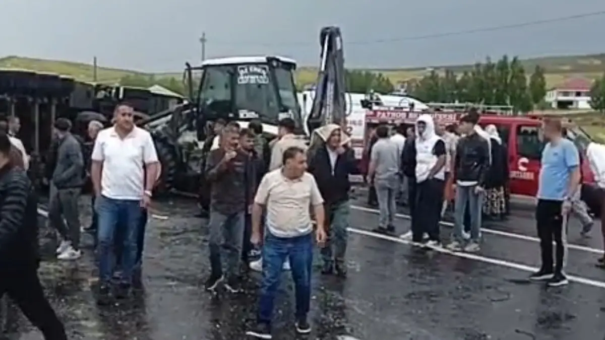 Ağrı Patnos'da dehşet anları: Tır motosikletin üzerine devrildi